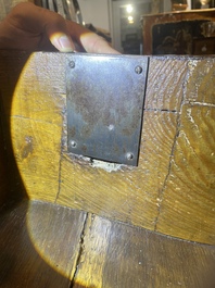 Commode d'&eacute;poque Louis XV en placage, parqueterie, montures en bronze dor&eacute; et dessus en marbre, estampill&eacute;e Galet, deuxi&egrave;me moiti&egrave; du 18&egrave;me s.