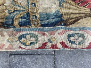 Importante tapisserie murale de Bruges repr&eacute;sentant 'Les porte-drapeaux' de la s&eacute;rie 'Les Triomphes de C&eacute;sar', seconde moiti&eacute; du 16&egrave;me si&egrave;cle
