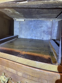 Commode d'&eacute;poque Louis XV en placage, parqueterie, montures en bronze dor&eacute; et dessus en marbre, estampill&eacute;e Galet, deuxi&egrave;me moiti&egrave; du 18&egrave;me s.