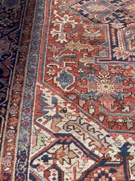 Grand tapis oriental de type Heriz &agrave; d&eacute;cor floral, laine sur coton, premi&egrave;re moiti&eacute; du 20&egrave;me si&egrave;cle