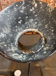 Trois disques bi en jade et serpentine, Chine, probablement &eacute;poque Liangzhu et post&eacute;rieur