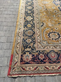 Grand tapis oriental de type Tabriz &agrave; d&eacute;cor floral, laine sur coton, deuxi&egrave;me quart du 20&egrave;me si&egrave;cle