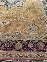 Grand tapis oriental de type Tabriz &agrave; d&eacute;cor floral, laine sur coton, deuxi&egrave;me quart du 20&egrave;me si&egrave;cle