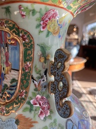 Paire de vase en porcelaine de Chine famille rose de Canton sur fond c&eacute;ladon &agrave; d&eacute;cor de sc&egrave;nes de palais, d'animaux et d'antiquit&eacute;s, 19&egrave;me si&egrave;cle