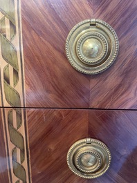 Commode d'&eacute;poque Louis XVI en placage d'acajou, parqueterie, montures en bronze dor&eacute; et dessus en marbre, estampill&eacute;e N. Petit, der. quart du 18&egrave;me s.