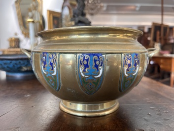 Collection vari&eacute;e en porcelaine, &eacute;maux cloisonn&eacute;s et bronze, Chine, 19&egrave;me/20&egrave;me si&egrave;cle