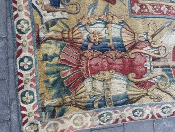 Importante tapisserie murale de Bruges repr&eacute;sentant 'Les porte-drapeaux' de la s&eacute;rie 'Les Triomphes de C&eacute;sar', seconde moiti&eacute; du 16&egrave;me si&egrave;cle
