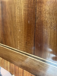 Commode d'&eacute;poque Louis XVI en placage d'acajou, parqueterie, montures en bronze dor&eacute; et dessus en marbre, estampill&eacute;e N. Petit, der. quart du 18&egrave;me s.