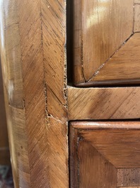 Commode d'&eacute;poque Louis XV en placage, parqueterie, montures en bronze dor&eacute; et dessus en marbre, estampill&eacute;e Galet, deuxi&egrave;me moiti&egrave; du 18&egrave;me s.