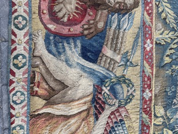 Importante tapisserie murale de Bruges repr&eacute;sentant 'Les porte-drapeaux' de la s&eacute;rie 'Les Triomphes de C&eacute;sar', seconde moiti&eacute; du 16&egrave;me si&egrave;cle
