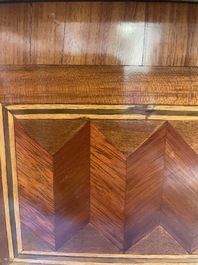 Commode d'&eacute;poque Louis XVI en placage d'acajou, parqueterie, montures en bronze dor&eacute; et dessus en marbre, estampill&eacute;e N. Petit, der. quart du 18&egrave;me s.