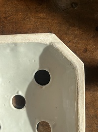 Paire de pique-fleurs en porcelaine de Chine famille rose de Canton &agrave; d&eacute;cor en relief et d'oiseaux parmi des branches fleuries, 19&egrave;me si&egrave;cle