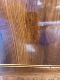 Commode d'&eacute;poque Louis XVI en placage d'acajou, parqueterie, montures en bronze dor&eacute; et dessus en marbre, estampill&eacute;e N. Petit, der. quart du 18&egrave;me s.