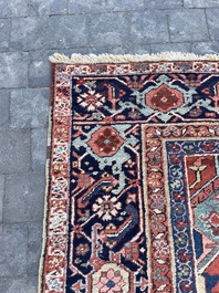 Grand tapis oriental de type Heriz &agrave; d&eacute;cor floral, laine sur coton, premi&egrave;re moiti&eacute; du 20&egrave;me si&egrave;cle