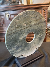 Trois disques bi en jade et serpentine, Chine, probablement &eacute;poque Liangzhu et post&eacute;rieur