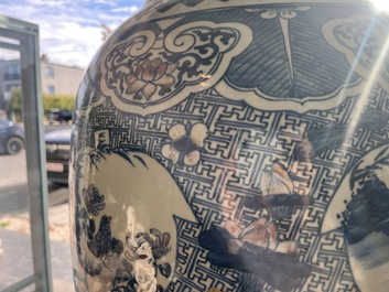 Important vase en porcelaine de Chine en bleu, blanc et rouge de cuivre, 19&egrave;me si&egrave;cle