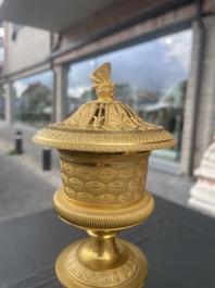 Paire de cassolettes ou vases pots-pourris Empire en bronze dor&eacute;, France, 1&egrave;re moiti&eacute; du 19&egrave;me si&egrave;cle