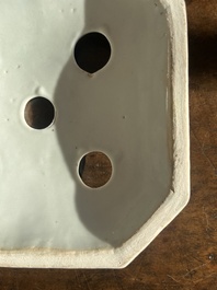 Paire de pique-fleurs en porcelaine de Chine famille rose de Canton &agrave; d&eacute;cor en relief et d'oiseaux parmi des branches fleuries, 19&egrave;me si&egrave;cle