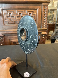 Trois disques bi en jade et serpentine, Chine, probablement &eacute;poque Liangzhu et post&eacute;rieur