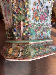 Paire de pique-fleurs en porcelaine de Chine famille rose de Canton &agrave; d&eacute;cor en relief et d'oiseaux parmi des branches fleuries, 19&egrave;me si&egrave;cle