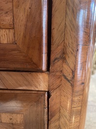 Commode d'&eacute;poque Louis XV en placage, parqueterie, montures en bronze dor&eacute; et dessus en marbre, estampill&eacute;e Galet, deuxi&egrave;me moiti&egrave; du 18&egrave;me s.