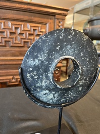 Trois disques bi en jade et serpentine, Chine, probablement &eacute;poque Liangzhu et post&eacute;rieur