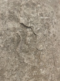 Important bas-relief en pierre sculpt&eacute;e figurant une carrosse sur un pont, 19&egrave;me/20&egrave;me si&egrave;cle