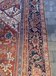 Grand tapis oriental de type Heriz &agrave; d&eacute;cor floral, laine sur coton, premi&egrave;re moiti&eacute; du 20&egrave;me si&egrave;cle