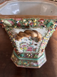 Paire de pique-fleurs en porcelaine de Chine famille rose de Canton &agrave; d&eacute;cor en relief et d'oiseaux parmi des branches fleuries, 19&egrave;me si&egrave;cle