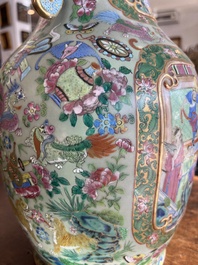 Paire de vase en porcelaine de Chine famille rose de Canton sur fond c&eacute;ladon &agrave; d&eacute;cor de sc&egrave;nes de palais, d'animaux et d'antiquit&eacute;s, 19&egrave;me si&egrave;cle