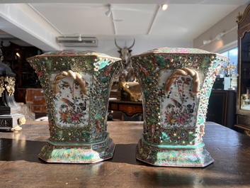 Paire de pique-fleurs en porcelaine de Chine famille rose de Canton &agrave; d&eacute;cor en relief et d'oiseaux parmi des branches fleuries, 19&egrave;me si&egrave;cle