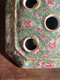 Paire de pique-fleurs en porcelaine de Chine famille rose de Canton &agrave; d&eacute;cor en relief et d'oiseaux parmi des branches fleuries, 19&egrave;me si&egrave;cle