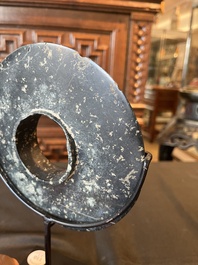 Trois disques bi en jade et serpentine, Chine, probablement &eacute;poque Liangzhu et post&eacute;rieur