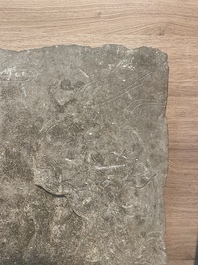 Important bas-relief en pierre sculpt&eacute;e figurant une carrosse sur un pont, 19&egrave;me/20&egrave;me si&egrave;cle