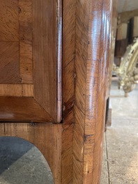 Commode d'&eacute;poque Louis XV en placage, parqueterie, montures en bronze dor&eacute; et dessus en marbre, estampill&eacute;e Galet, deuxi&egrave;me moiti&egrave; du 18&egrave;me s.