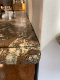 Commode d'&eacute;poque Louis XV en placage, parqueterie, montures en bronze dor&eacute; et dessus en marbre, estampill&eacute;e Galet, deuxi&egrave;me moiti&egrave; du 18&egrave;me s.