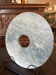 Trois disques bi en jade et serpentine, Chine, probablement &eacute;poque Liangzhu et post&eacute;rieur