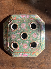 Paire de pique-fleurs en porcelaine de Chine famille rose de Canton &agrave; d&eacute;cor en relief et d'oiseaux parmi des branches fleuries, 19&egrave;me si&egrave;cle