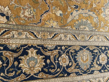 Grand tapis oriental de type Tabriz &agrave; d&eacute;cor floral, laine sur coton, deuxi&egrave;me quart du 20&egrave;me si&egrave;cle