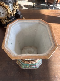 Paire de pique-fleurs en porcelaine de Chine famille rose de Canton &agrave; d&eacute;cor en relief et d'oiseaux parmi des branches fleuries, 19&egrave;me si&egrave;cle