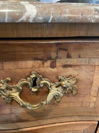 Commode d'&eacute;poque Louis XV en placage, parqueterie, montures en bronze dor&eacute; et dessus en marbre, estampill&eacute;e Galet, deuxi&egrave;me moiti&egrave; du 18&egrave;me s.