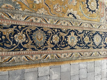 Grand tapis oriental de type Tabriz &agrave; d&eacute;cor floral, laine sur coton, deuxi&egrave;me quart du 20&egrave;me si&egrave;cle