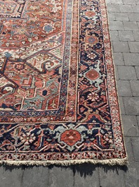 Grand tapis oriental de type Heriz &agrave; d&eacute;cor floral, laine sur coton, premi&egrave;re moiti&eacute; du 20&egrave;me si&egrave;cle