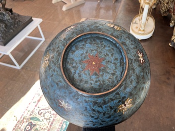 Collection vari&eacute;e en porcelaine, &eacute;maux cloisonn&eacute;s et bronze, Chine, 19&egrave;me/20&egrave;me si&egrave;cle