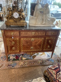 Commode d'&eacute;poque Louis XVI en placage d'acajou, parqueterie, montures en bronze dor&eacute; et dessus en marbre, estampill&eacute;e N. Petit, der. quart du 18&egrave;me s.