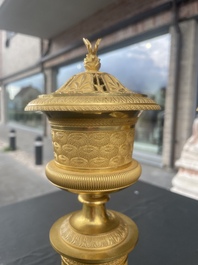 Paire de cassolettes ou vases pots-pourris Empire en bronze dor&eacute;, France, 1&egrave;re moiti&eacute; du 19&egrave;me si&egrave;cle