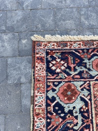 Grand tapis oriental de type Heriz &agrave; d&eacute;cor floral, laine sur coton, premi&egrave;re moiti&eacute; du 20&egrave;me si&egrave;cle