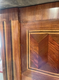 Commode d'&eacute;poque Louis XVI en placage d'acajou, parqueterie, montures en bronze dor&eacute; et dessus en marbre, estampill&eacute;e N. Petit, der. quart du 18&egrave;me s.