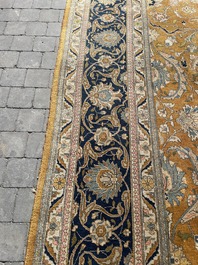 Grand tapis oriental de type Tabriz &agrave; d&eacute;cor floral, laine sur coton, deuxi&egrave;me quart du 20&egrave;me si&egrave;cle