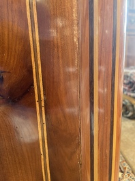 Commode d'&eacute;poque Louis XVI en placage d'acajou, parqueterie, montures en bronze dor&eacute; et dessus en marbre, estampill&eacute;e N. Petit, der. quart du 18&egrave;me s.